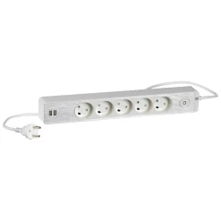 LK STIKDÅSE 5+2 USB UDTAG M/JORD OG AFBRYDER HVID 1,5 M KABEL